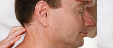 Faszientherapie – Der Nacken eines Mannes wird behandelt – Bearbeiten der suboccipitalen Muskulatur